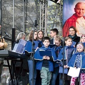 Podczas Mszy św. śpiewała schola z sanktuarium św. Józefa na Kole.