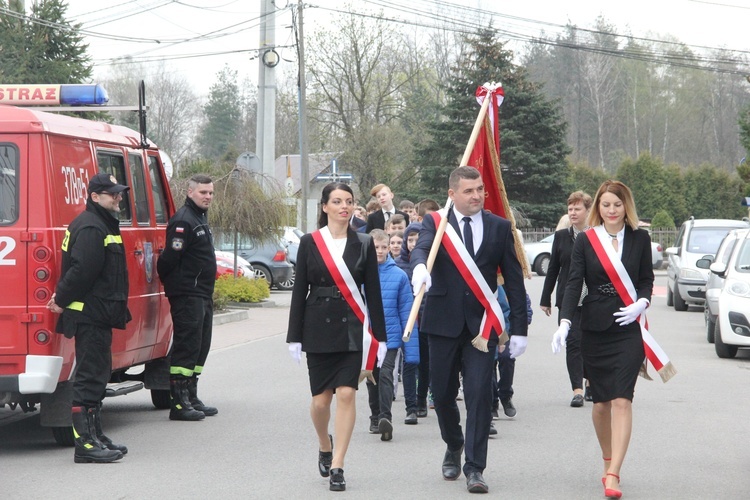 Nadanie patrona i poświęcenie sztandaru szkoły w Jodłówce-Wałkach