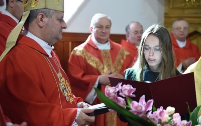 Bierzmowani w Tyliczu dziękują za sakrament.