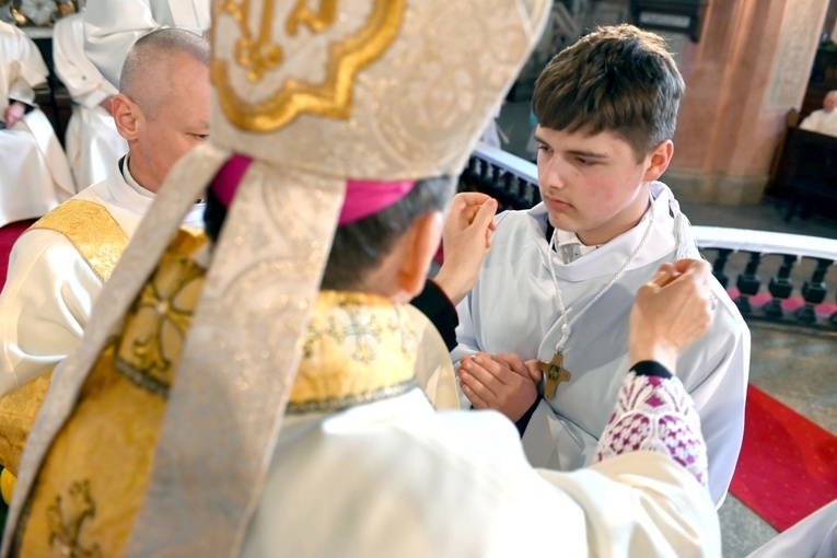 Promocja ceremoniarzy i lektorów w świdnickiej katedrze 