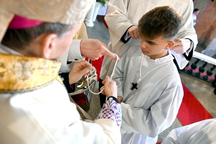 Promocja ceremoniarzy i lektorów w świdnickiej katedrze 