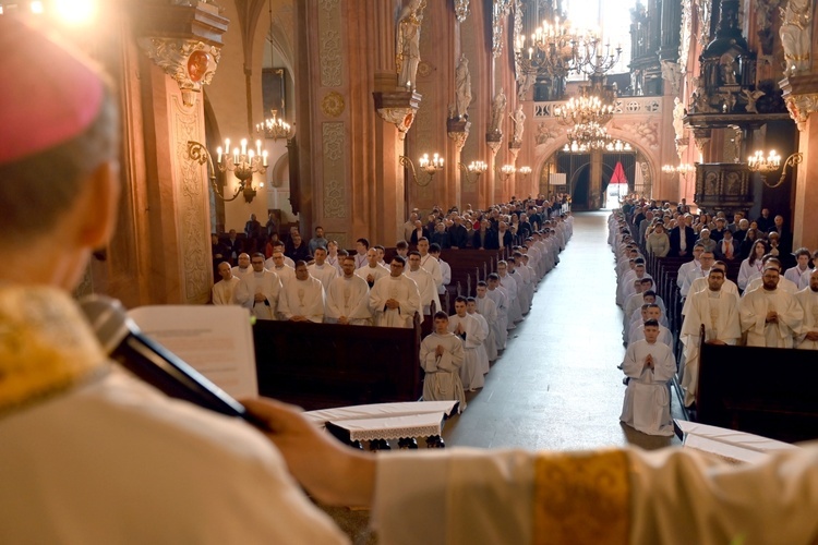 Promocja ceremoniarzy i lektorów w świdnickiej katedrze 