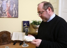 - Pismo Święte w dłoniach wierzącego to skarb warty życia - przekonuje ks. dr Jarosław Kwiatkowski, diecezjalny moderator Dzieła Biblijnego.