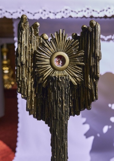 Świerki. Wprowadzenie relikwii św. Charbela i św. Stanisława Papczyńskiego