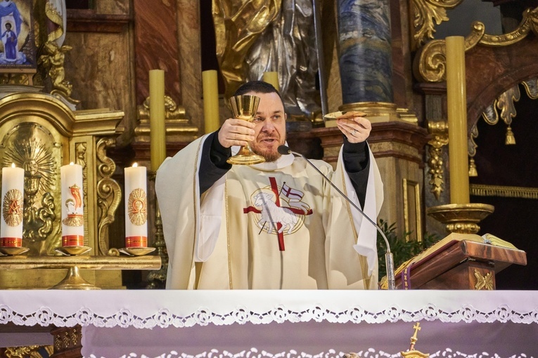 Świerki. Wprowadzenie relikwii św. Charbela i św. Stanisława Papczyńskiego