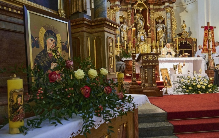 Świerki. Wprowadzenie relikwii św. Charbela i św. Stanisława Papczyńskiego