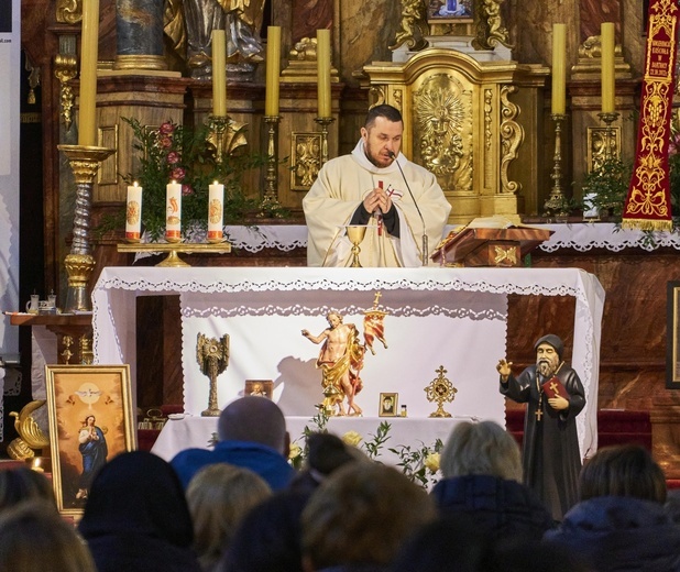 Świerki. Wprowadzenie relikwii św. Charbela i św. Stanisława Papczyńskiego
