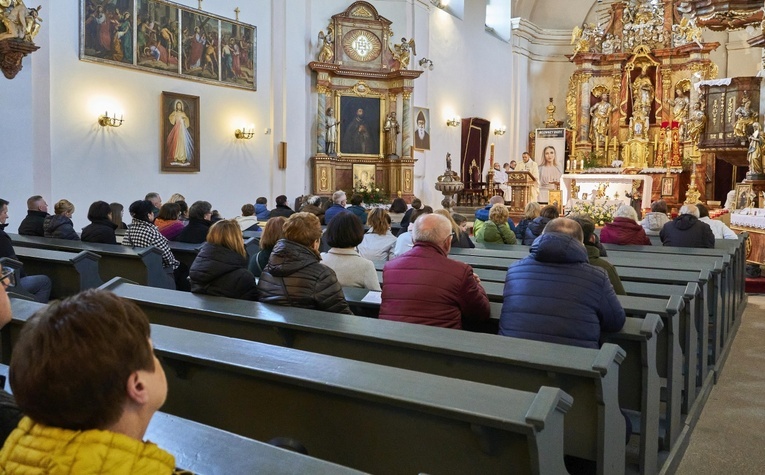 Świerki. Wprowadzenie relikwii św. Charbela i św. Stanisława Papczyńskiego