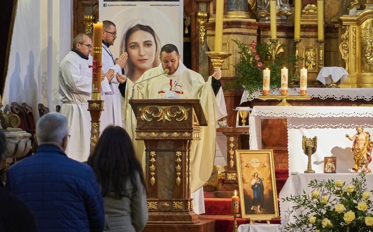 Świerki. Wprowadzenie relikwii św. Charbela i św. Stanisława Papczyńskiego