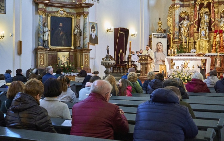 Świerki. Wprowadzenie relikwii św. Charbela i św. Stanisława Papczyńskiego