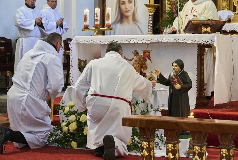 Świerki. Wprowadzenie relikwii św. Charbela i św. Stanisława Papczyńskiego