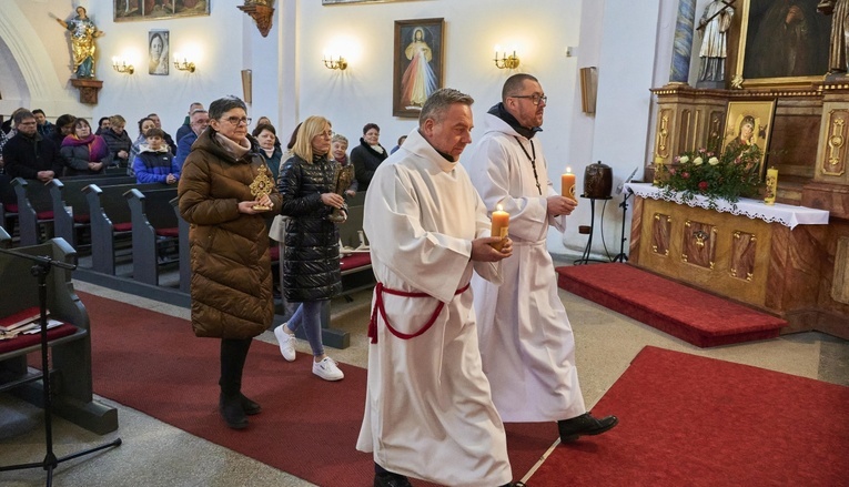 Świerki. Wprowadzenie relikwii św. Charbela i św. Stanisława Papczyńskiego