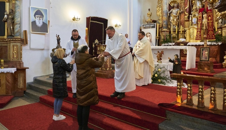 Świerki. Wprowadzenie relikwii św. Charbela i św. Stanisława Papczyńskiego