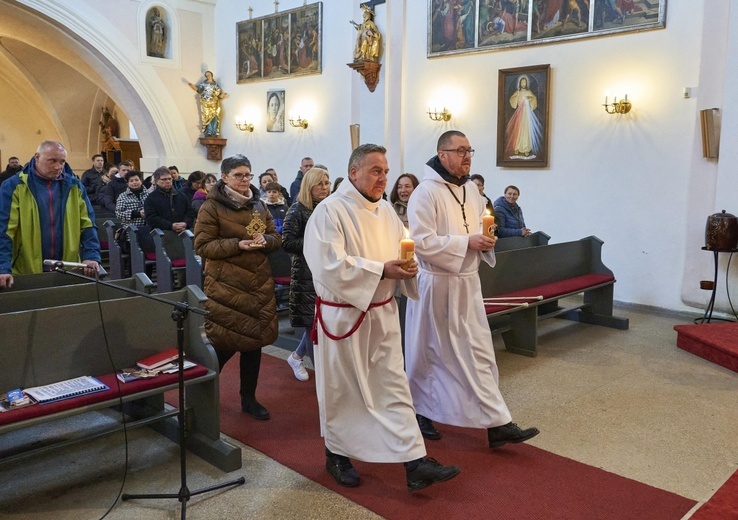 Świerki. Wprowadzenie relikwii św. Charbela i św. Stanisława Papczyńskiego