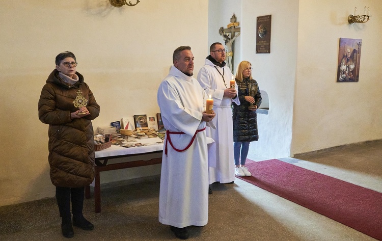 Świerki. Wprowadzenie relikwii św. Charbela i św. Stanisława Papczyńskiego