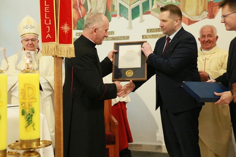 Ks. Eugeniusz Zarębiński za swoją posługę został uhonorowany odznaczeniami państwowymi.