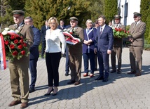 Przed rozpoczęciem konferencji min. Anna Moskwa oraz goście złożyli kwiaty pod kamieniem pamiątkowym, poświęconym leśnikom pomordowanym w Katyniu.