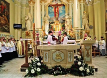 ▲	Konsekracji stołu Pańskiego dokonał biskup ordynariusz.