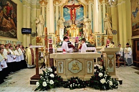 ▲	Konsekracji stołu Pańskiego dokonał biskup ordynariusz.
