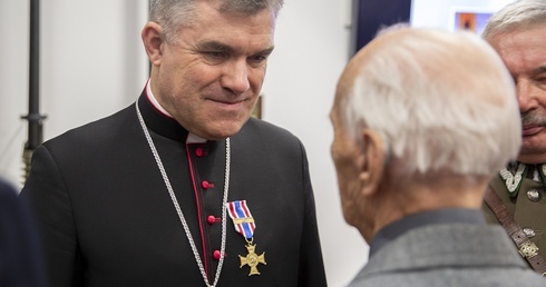 Odznaczenie od AK-owców dla bp. Zbigniewa Zielińskiego 