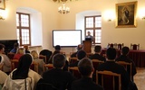 Wykład odbył się w auli seminaryjnej.