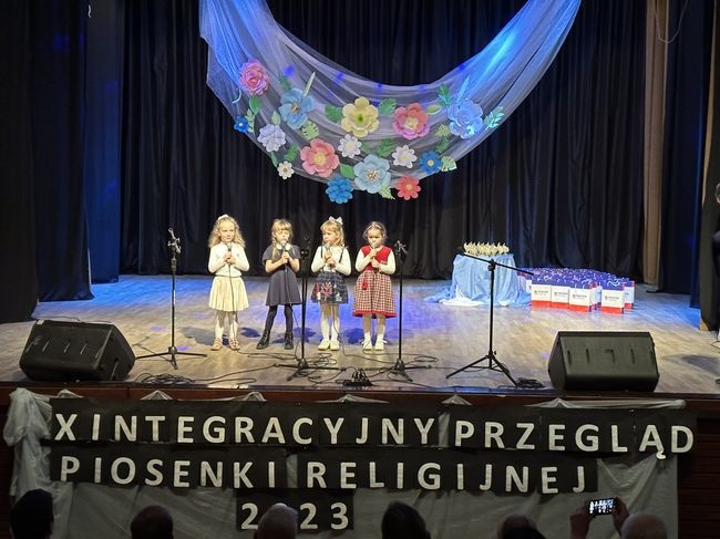 Na scenie zaprezentowało się 64 młodych wykonawców.