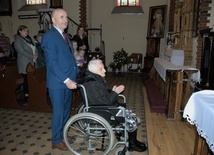 Aniela Dochniak z synem Janem w jaworzyńskim kościele na jubileuszowej Mszy św.