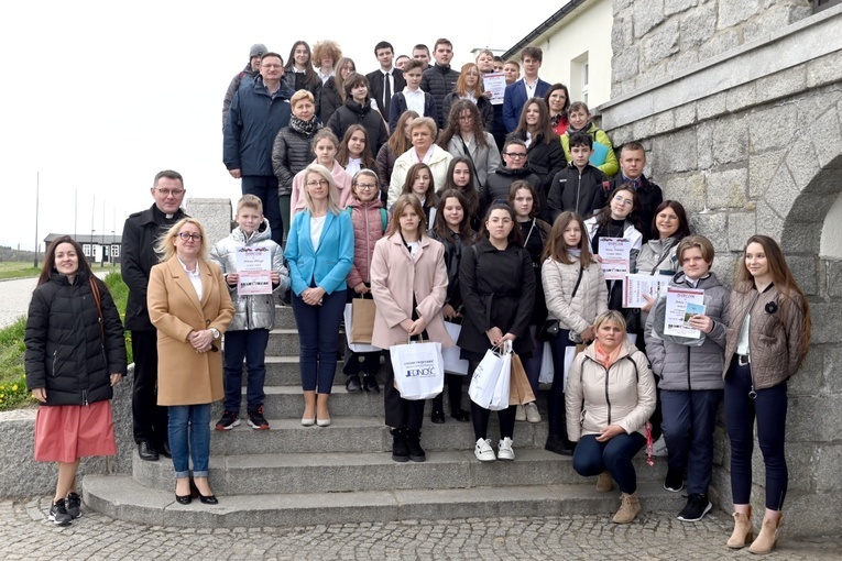 Wspólne zdjęcie nagrodzonych z opiekunami i organizatorami.