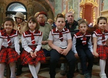 Dzieci z przedszkola sióstr Nazaretanek podczas wspólnej modlitwy z seniorami.