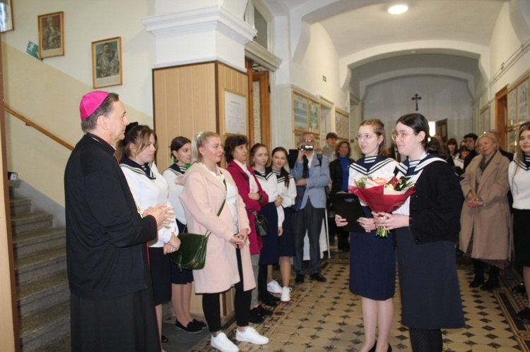 Wałbrzych. Maturzystki pożegnały się z Liceum Sióstr Niepokalanek