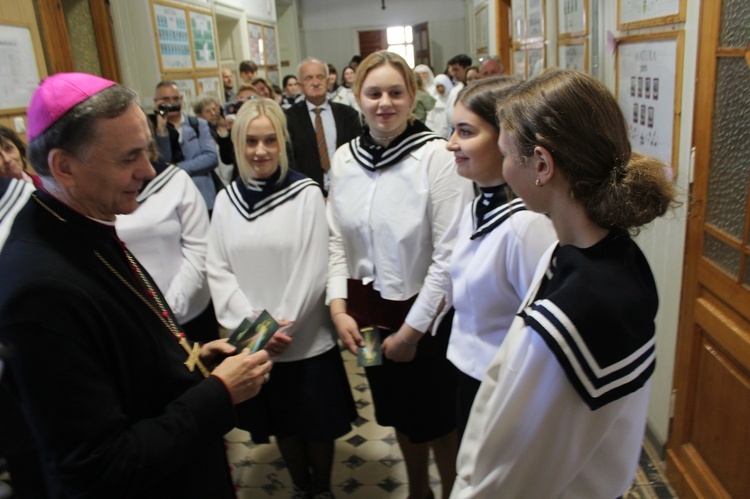 Wałbrzych. Maturzystki pożegnały się z Liceum Sióstr Niepokalanek