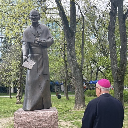 Pomnik ks. Idziego Radziszewskiego wrócił na swoje miejsce