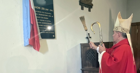 Tablica ku czci ks. Ziei w Słupsku