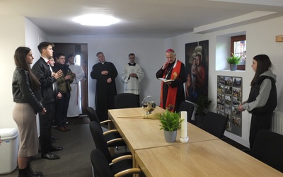 Biskup pobłogosławił salę spotkań dla parafian w Rajbrocie