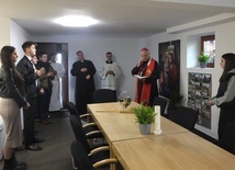 Biskup pobłogosławił salę spotkań dla parafian w Rajbrocie