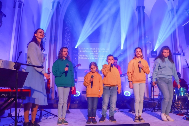 Zwieńczeniem dnia pełnego muzyki i modlitwy był koncert zespołu Mocni w Duchu.