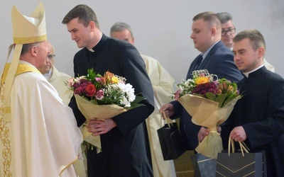 Życzenia ordynariuszowi składa al. Marcin Dębowski, dziekan radomskiego alumnatu.