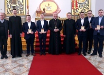 Nowi członkowie kleryckiego koła z bp. Markiem Solarczykiem oraz wykładowcami Pisma św. w radomskim seminarium.