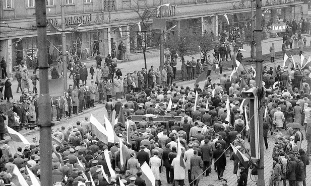 Jakie hasła wznoszono na 1-majowych pochodach?