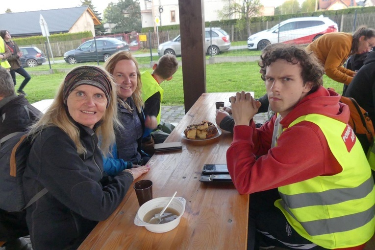 Pielgrzymi łagiewniccy dotarli na nocleg do Witkowic - 2023