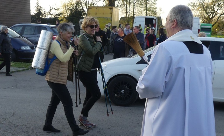 Pielgrzymi łagiewniccy dotarli na nocleg do Witkowic - 2023