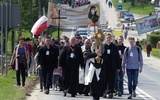 Grupa św. Faustyny jako pierwsza niosła Najświętszy Sakrament. Na początkowym etapie wędrówki pielgrzymował także bp Piotr Greger.