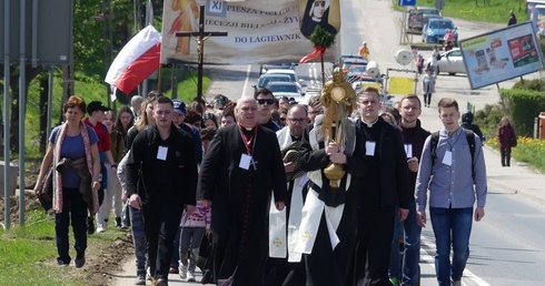 Grupa św. Faustyny jako pierwsza niosła Najświętszy Sakrament. Na początkowym etapie wędrówki pielgrzymował także bp Piotr Greger.