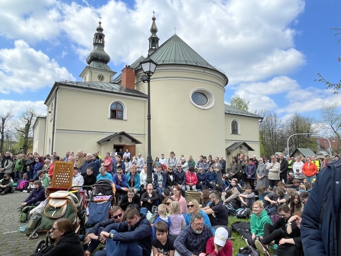 Msza św. w Hałcnowie na rozpoczęcie 11. diecezjalnej pielgrzymki dp Łagiewnik - 2023