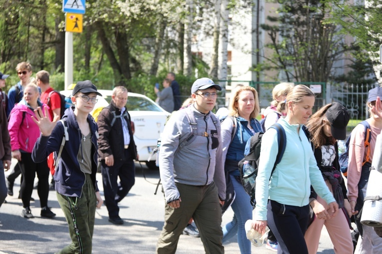 W drogę z Hałcnowa do Łagiewnik wyrusza grupa św. Faustyny - 2023