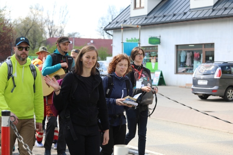 W drogę z Hałcnowa do Łagiewnik wyrusza grupa św. Jana Pawła II - 2023