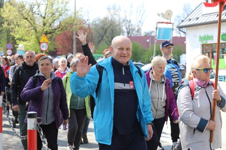 W drogę z Hałcnowa do Łagiewnik wyrusza grupa św. Jana Pawła II - 2023