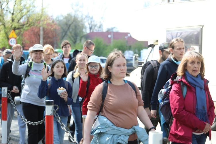 W drogę z Hałcnowa do Łagiewnik wyrusza grupa św. Jana Pawła II - 2023