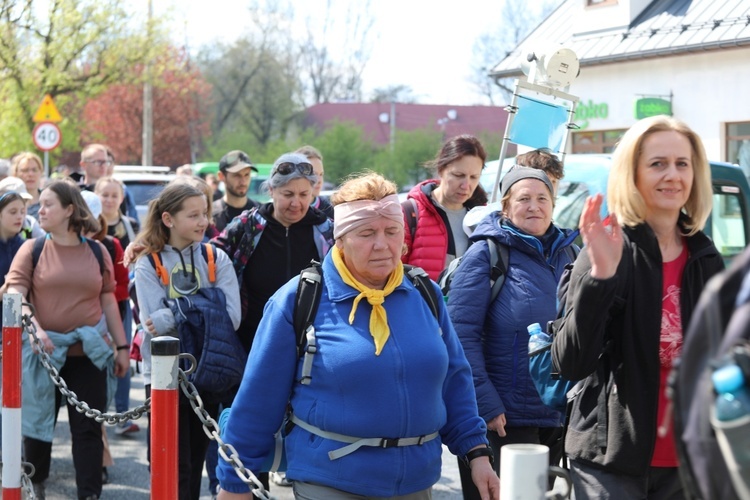 W drogę z Hałcnowa do Łagiewnik wyrusza grupa św. Jana Pawła II - 2023