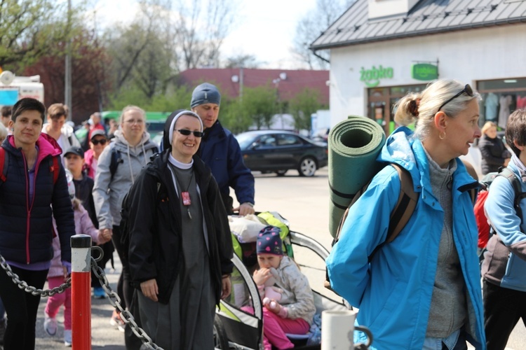 W drogę z Hałcnowa do Łagiewnik wyrusza grupa św. Jana Pawła II - 2023